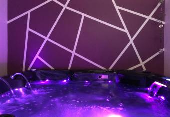 Une Pause Douceur - Suite Orchid  e allows 18 year olds to book a room