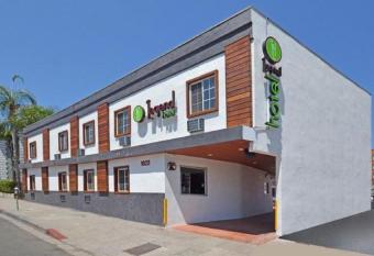 Legend Hotel Hollywood allows 18 year olds to book a room