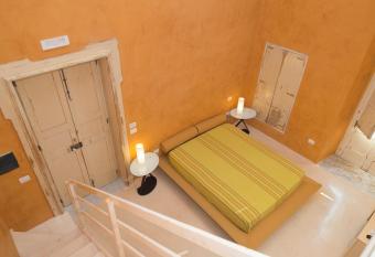 Relais Carlo V - Palazzo Storico has rooms with a private hot tub