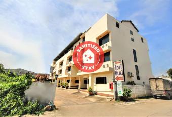 OYO 383 White Inn Hotel allows 18 year olds to book a room