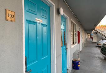 Tiki Lodge Mchenry - Downtown Modesto allows 18 year olds to book a room