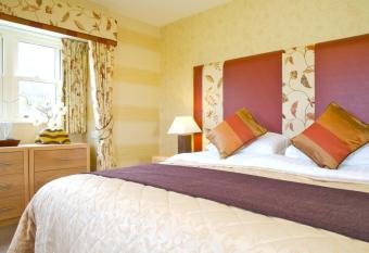 The Tomich Hotel has rooms with a private hot tub