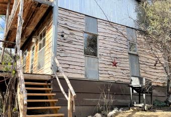 The Cedar House at Creekside Camp & Cabins has Balcony rooms