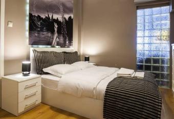 Private Villa Room Near Airport allows 18 year olds to book a room