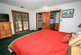 Trail Blazer-461 by Big Bear Vacations has rooms with a private hot tub