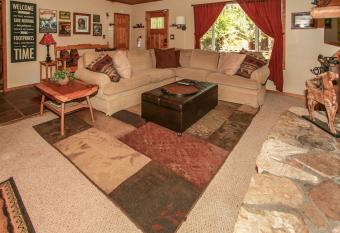 Knotty Bear-1540 by Big Bear Vacations has rooms with a private hot tub