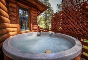 Forest Treehouse-1473 by Big Bear Vacations has rooms with a private hot tub