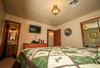 Good Times-1295 by Big Bear Vacations has rooms with a private hot tub