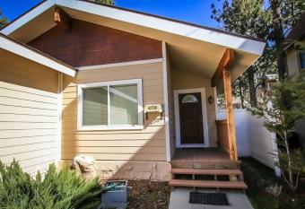 Mountain Time-928 by Big Bear Vacations has rooms with a private hot tub