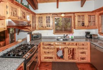 Fishermans Paradise-1792 by Big Bear Vacations has rooms with a private hot tub