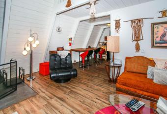 Sunrise Cottage-1800 by Big Bear Vacations has rooms with a private hot tub