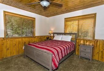 Grandpas Axe-1775 by Big Bear Vacations has rooms with a private hot tub