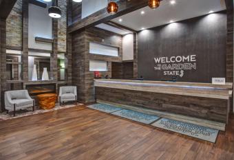 Hampton Inn & Suites by Hilton Newark Airport Elizabeth has Balcony rooms