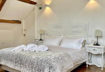 Santa Catarina Guest House (Porto city center) has Balcony rooms