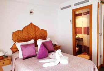 Paloma entorno natural allows 18 year olds to book a room