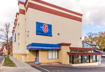 Motel 6 Washington, DC has Smoking rooms
