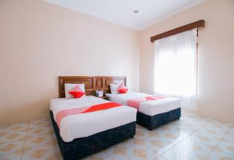 OYO 1667 Edotel Smkn 1 Pacet Syariah allows 18 year olds to book a room