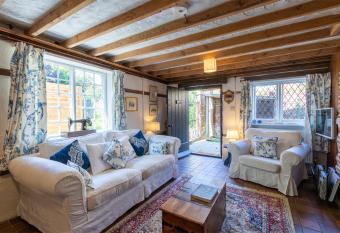 Primrose Cottage at The Shippe has Balcony rooms