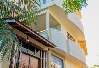 Rosy Villa Hotel has Balcony rooms