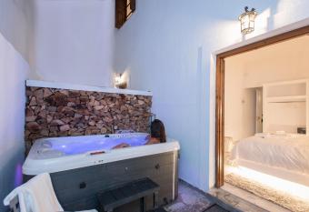 Blue Mountain Guesthouse by Seablue allows 18 year olds to book a room