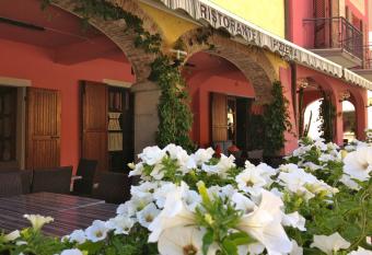 Albergo Ristorante La Rocca has Balcony rooms