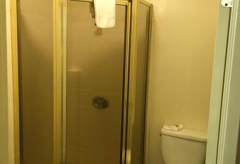 Ramada by Wyndham Ontario has rooms with a private hot tub