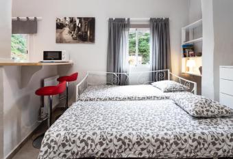 Casa Florida allows 18 year olds to book a room