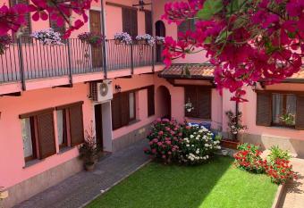 La Corte Albergo allows 18 year olds to book a room