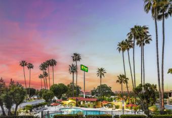 Vagabond Inn Costa Mesa allows 18 year olds to book a room