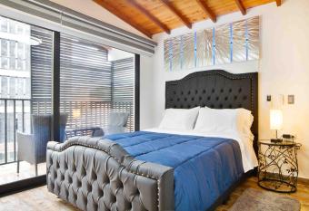 Miracle has rooms with a private hot tub