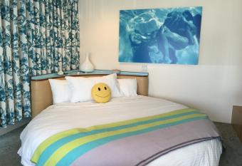 Beverly Laurel Hotel has rooms with a private hot tub