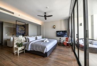 iSanook Resort & Suites Hua Hin has rooms with a private hot tub
