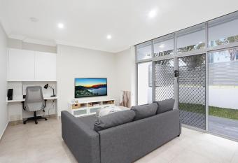 New 2 bedroom Apartment for 7 People allows 18 year olds to book a room