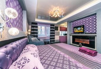 Hotrent Deluxe Arena City has rooms with a private hot tub