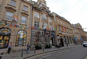 Historic two bed apartment in Heart of the City allows 18 year olds to book a room