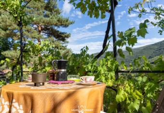 Le Petit Paradis has Balcony rooms