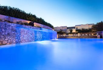 Hotel Club Koin   allows 18 year olds to book a room