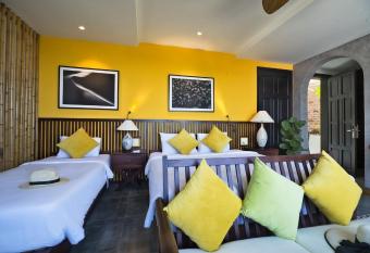 G Boutique Resort Hoi An has rooms with a private hot tub