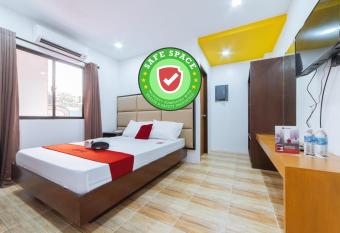 OYO 869 Jnv Dream Hotel allows 18 year olds to book a room