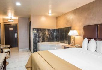 Hotel Baja San Diego has rooms with a private hot tub