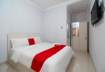 RedDoorz Syariah near RS Hermina Sukabumi allows 18 year olds to book a room