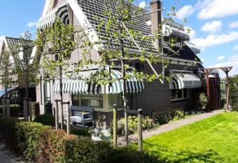 The Country Yard has Balcony rooms