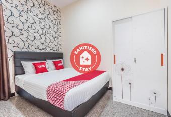 RedDoorz Syariah near Green Park Jatiwarna allows 18 year olds to book a room