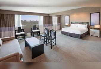 Luxe Sunset Boulevard Hotel has rooms with a private hot tub