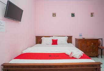 RedDoorz Syariah near Batu Night Spectacular 3 allows 18 year olds to book a room