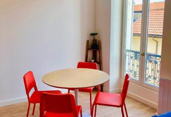 Immeuble de charme La Tronche allows 18 year olds to book a room