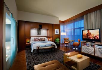 Seminole Hard Rock Hotel and Casino Tampa has rooms with a private hot tub