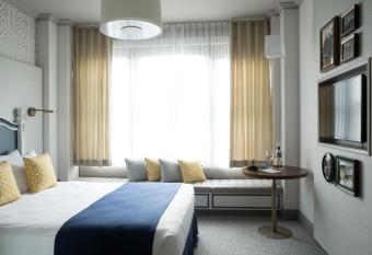 Warwick San Francisco has Balcony rooms