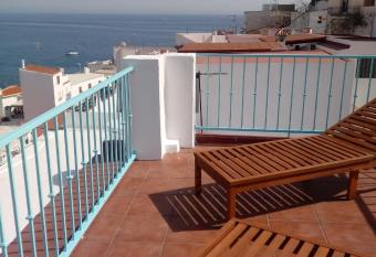 Alojamiento Aguas de Sol De La Caleta De Salobre  a allows 18 year olds to book a room