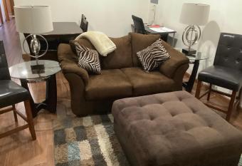 StaySimpler Center City East-Callowhill 3Bedroom - 3 En-suite Baths 3rd Fl. Walkup allows 18 year olds to book a room